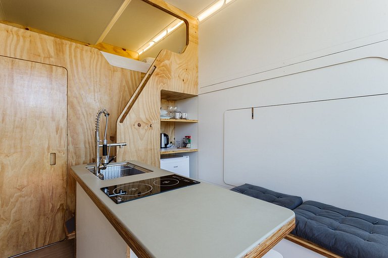 Cápsula Futurística - Lua. Vista Sensacional.